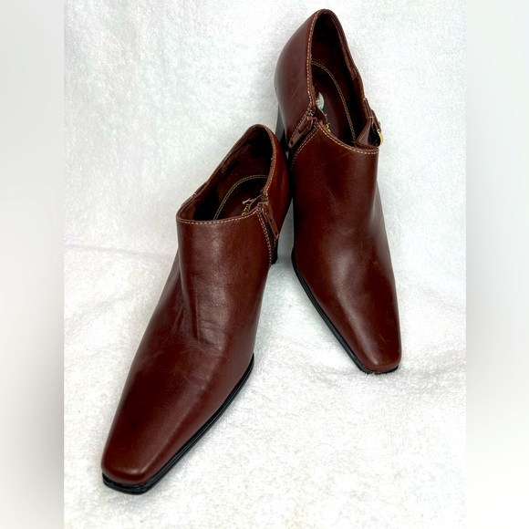 Liz Claiborne booties, side zip, gold hardware - Picture 6 of 6